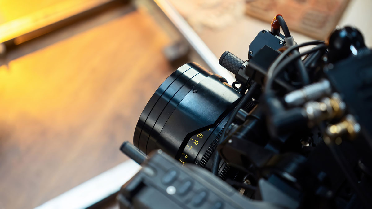 professional-movie-camera-lens-movie-set